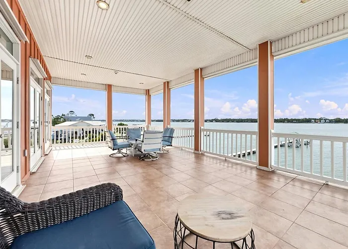 Eagles Nest Sleeps 10 Bay Views Pet-friendly