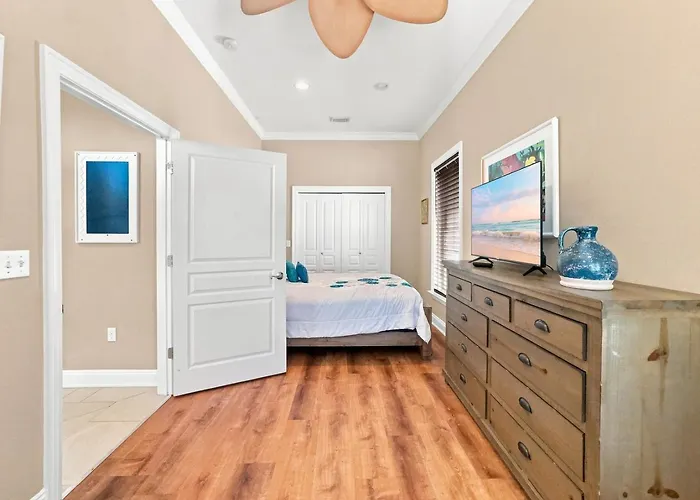 Eagles Nest Sleeps 10 Bay Views Pet-friendly