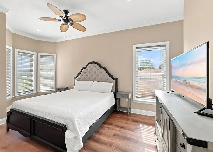 Eagles Nest Sleeps 10 Bay Views Pet-friendly *