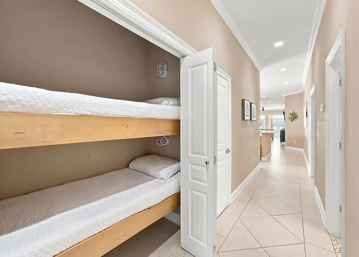 Eagles Nest Sleeps 10 Bay Views Pet-friendly Country house